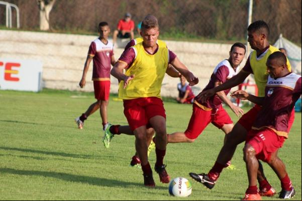 Jogadores da base do ano ado atuaram em primeiro coletivo em busca de uma vaga na equipe titular para jogo-treino.(Imagem:Emanuele Madeira/GloboEsporte.com)