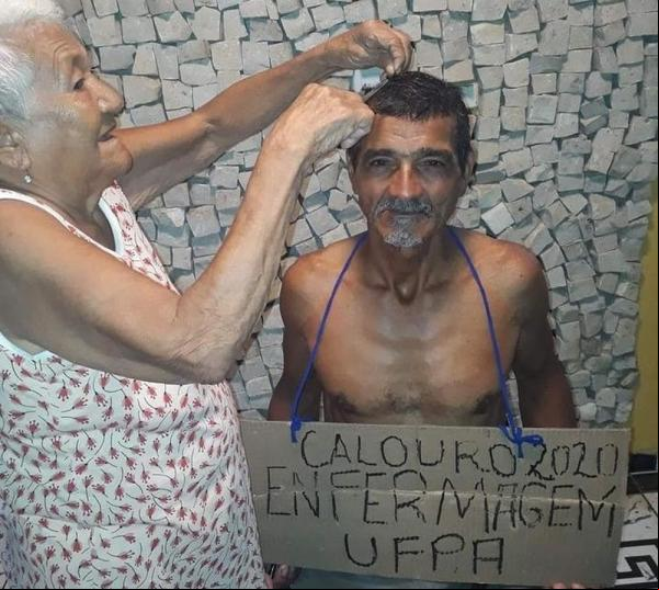 Alcyr Carneiro com a mãe, na comemoração pela aprovação no curso de enfermagem da UFPA, em Belém.(Imagem:Reprodução / Arquivo Pessoal)