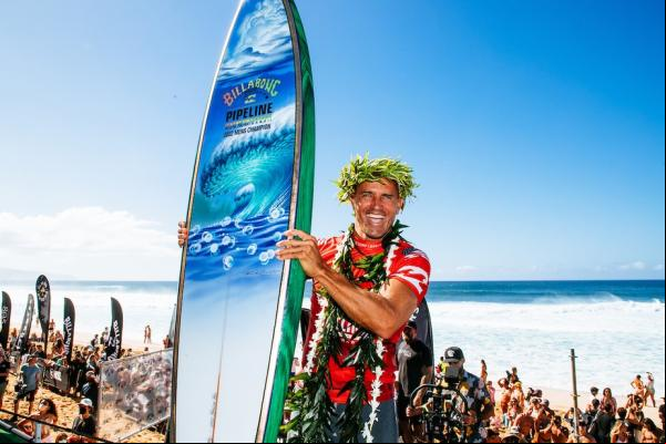 Após a vitória em Pipeline com 49 anos e prestes a completar 50 no próximo dia 11 de fevereiro, Slater itiu estar ainda em choque. Questionado sobre o que ainda pode fazer pelo(Imagem:Reprodução)