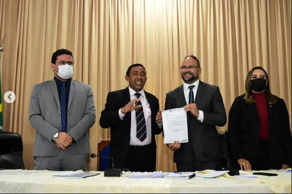 Câmara Municipal de Floriano recebe das mãos do prefeito Joel Rodrigues carta de renúncia de mandato.(Imagem:Reprodução/Instagram)