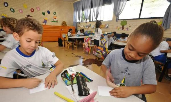 Crianças da educação infantil em sala de aula.(Imagem:Arquivo/ Agência Brasil)