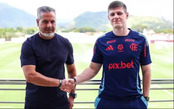 José Boto e Andrii Fedchenkov, diretor de scouting do Flamengo.(Imagem:Gilvan de Souza/CRF)