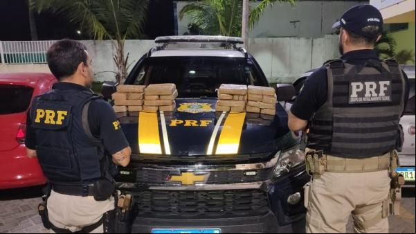 PRF apreende quase 30 Kg de pasta base de cocaína que estavam em compartimento oculto no do veículo(Imagem:Divulgação/PRF)