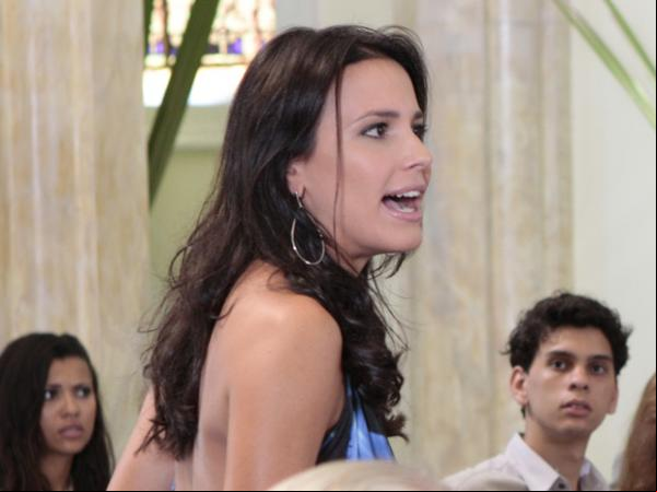 A recepcionista da Fashion Moto arma um barraco na igreja.(Imagem:Fina Estampa/TV Globo)