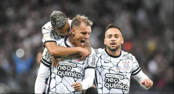 Com três gols de Roger Guedes, o Corinthians vence o Avaí no Brasileiro(Imagem:Divulgação)