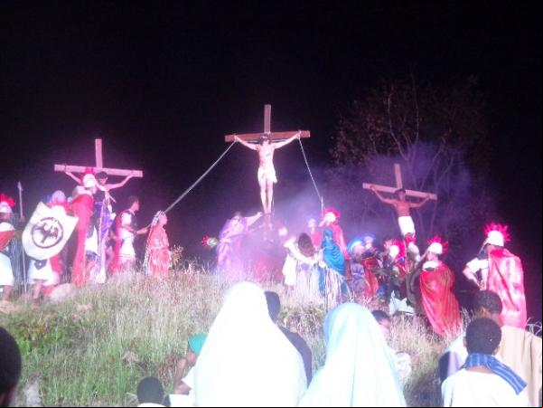 Milhares de espectadores? acompanham o espetáculo da Paixão de Cristo em Floriano.(Imagem:FlorianoNews)