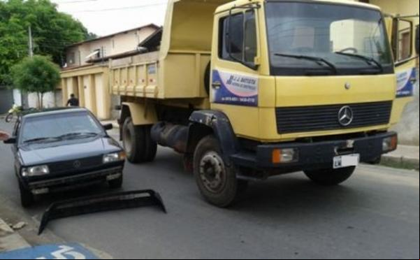 Acidente entre caçamba e veículo de eio resulta em danos materiais em Floriano.(Imagem:PiauíNotícias)