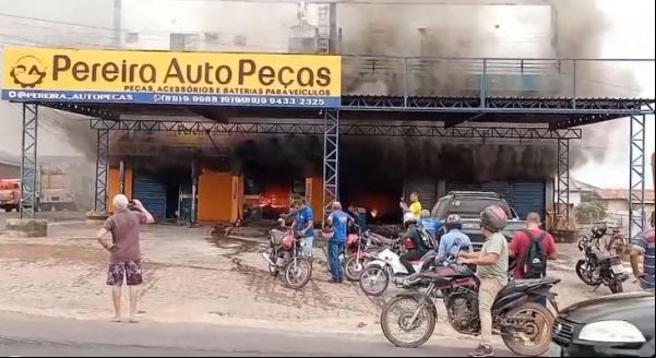 Incêndio de grandes proporções atinge loja de autopeças em Floriano.(Imagem:Reprodução)