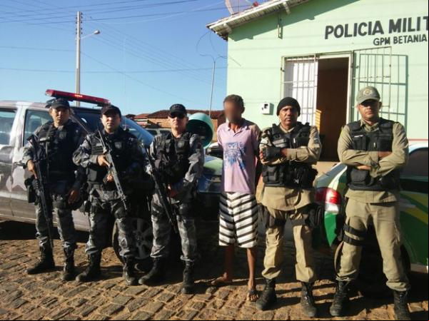Foragido ainda tentou escapar, mas acabou sendo preso pelos policiais.(Imagem:Divulgação/Polícia Militar)