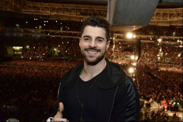 ?Vocês não convidaram o Bruno Gagliasso??, perguntou um fã. ?Seria Noronha, né??, respondeu o ator, se referindo a Fernando de Noronha, onde ele tem uma pousada. Giovanna Ewbank,(Imagem:Reprodução)