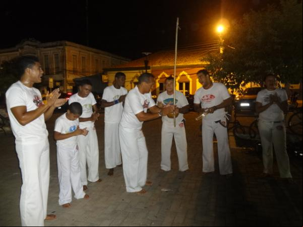 Grupo ?Abadá Capoeira? se apresentou neste domingo no centro de Floriano.(Imagem:FlorianoNews)