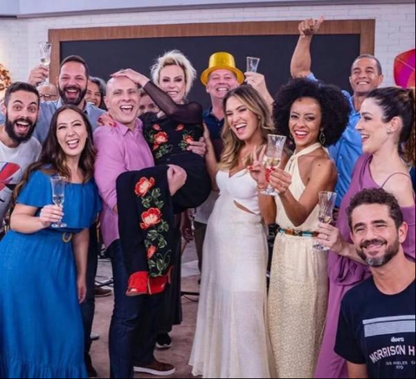 Ana Maria Braga comemora 73 anos com colegas do