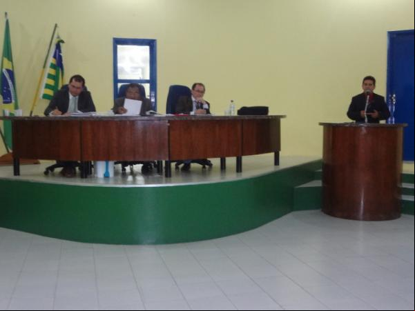 Na mesa, os vereadores Lauro César de Morais (PDT), Manoel Simplício da Silva (PV) e Antônio Reis (PSDC). Em plenária vereador Miguel Vieira (PTB).(Imagem:FlorianoNews)