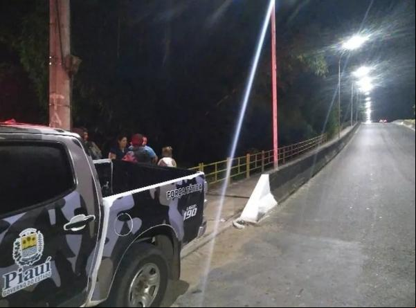 Jovem é morto com tiro nas costas sobre a ponte do Mocambinho.(Imagem:Divulgação/PMPI )