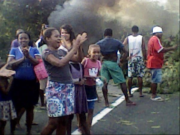 Moradores ateiam fogo em pneus fechando a BR-343 durante duas horas.(Imagem:FlorianoNews)