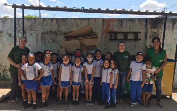 Meio Ambiente realiza ação de orientação sobre materiais recicláveis para alunos do Getúlio Vargas.(Imagem:Secom)