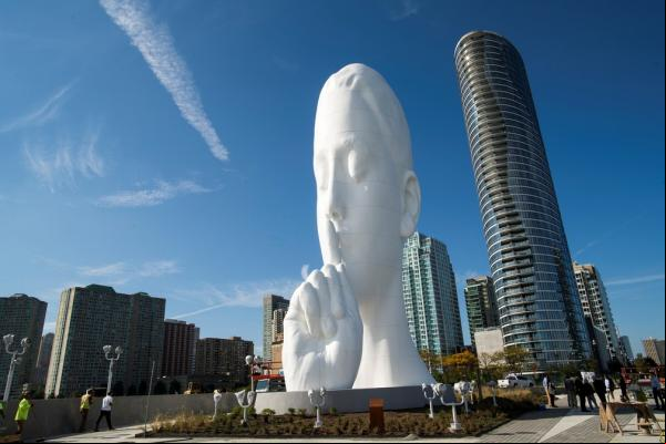 Escultura branca maciça em Nova Jersey convida a