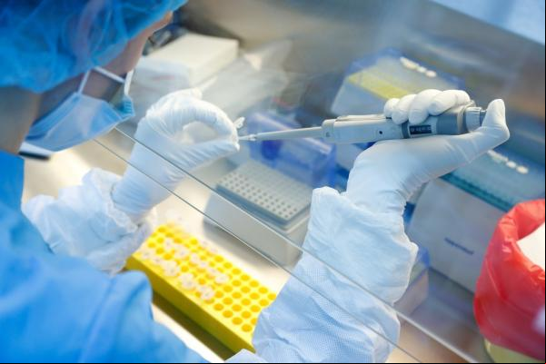 Cientista durante a pesquisa por uma vacina contra a Covid-19 em São Petesburgo, na Rússia, em 11 de junho de 2020.(Imagem:Anton Vaganov/File Photo/Reuters)
