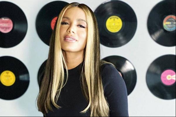 A cantora Anitta, 27, será uma das principais artistas que vão cantar no Réveillon de Nova York, nos Estados Unidos. O evento ganhará transmissão ao vivo pelo canal Univision. O s(Imagem:Reprodução)