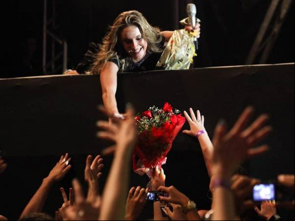 Cantora recebe flores dos fãs(Imagem:Divulgação)