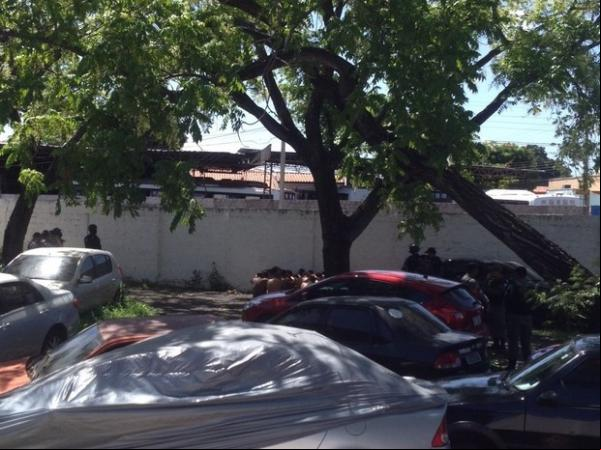 Presos am por vistoria após tentativa de fuga da Central de Flagrantes.(Imagem:Juliana Barros/G1)