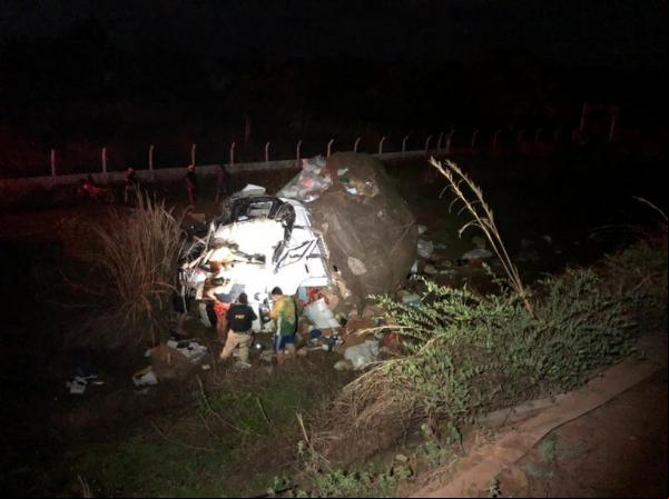 Caminhão após acidente na BR 407 em Gemininao(Imagem:Divulgação/PRF)
