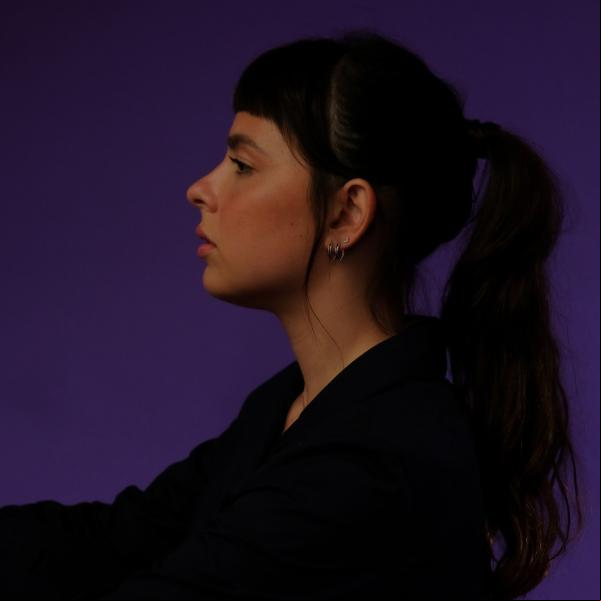 Julia Mestre alinha parcerias com Ana Caetano, Dora Morelenbaum e João Gil no álbum