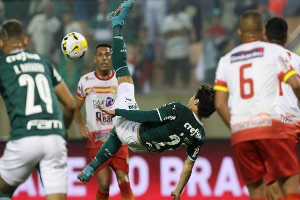 Com pouca inspiração e falta de criatividade diante de um rival bem organizado defensivamente, o bicampeão da América venceu por 2 a 1 neste sábado na Arena Barueri. Com isso, a e(Imagem:Reprodução)