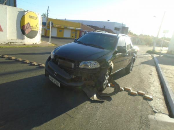 Veículo é abandonado no bairro Ibiapaba(Imagem:FlorianoNews)