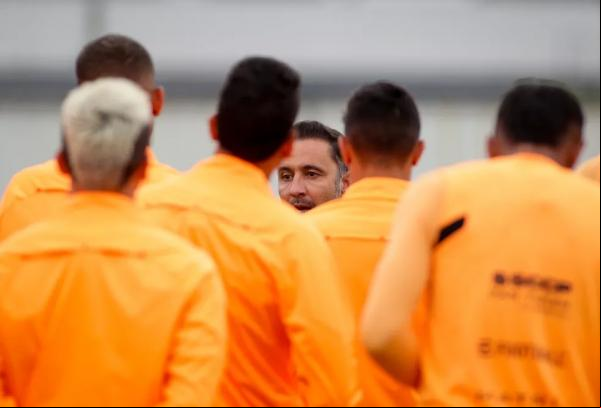 Vítor Pereira conversa com o elenco em treino do Corinthians.(Imagem:Rodrigo Coca/Ag. Corinthians)