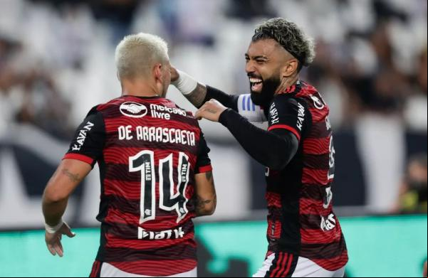 Arrascaeta e Gabigol comemoram gol do Flamengo.(Imagem:Gilvan de Souza/Flamengo)