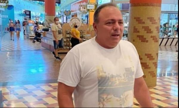 O ex-ministro Eduardo Pazuello eia sem máscara em shopping de Manaus.(Imagem:Reprodução/Instagram)