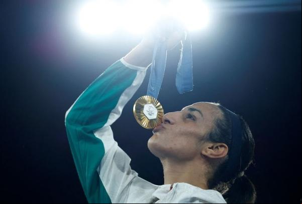 Alvo de campanha de fake news sobre gênero, a argelina Imane Khelif faturou o ouro na categoria até 66 kg.(Imagem:REUTERS/Peter Cziborra/Proibida reprodução)