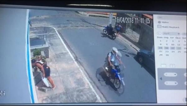 Mulher rouba planta no centro de Floriano e é flagrada por câmeras de segurança.(Imagem:Reprodução)