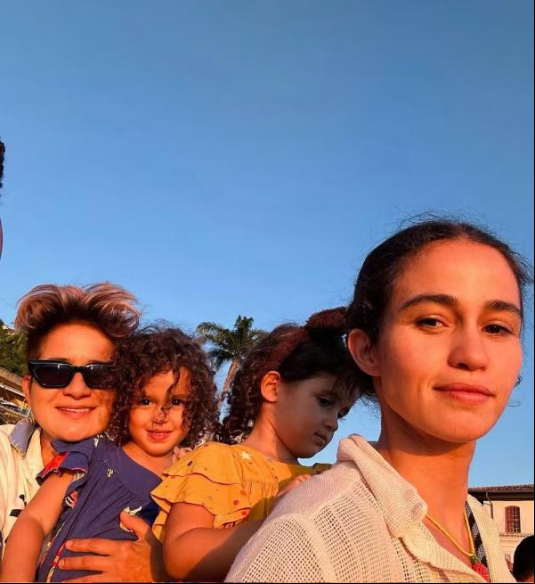 Lan Lahn e Nanda Costa posam com as gêmeas.(Imagem:Reprodução/Instagram)