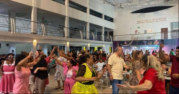 Sarau Recreativo aos 60 & 70 encanta o público música e muita energia.(Imagem:Divulgação)