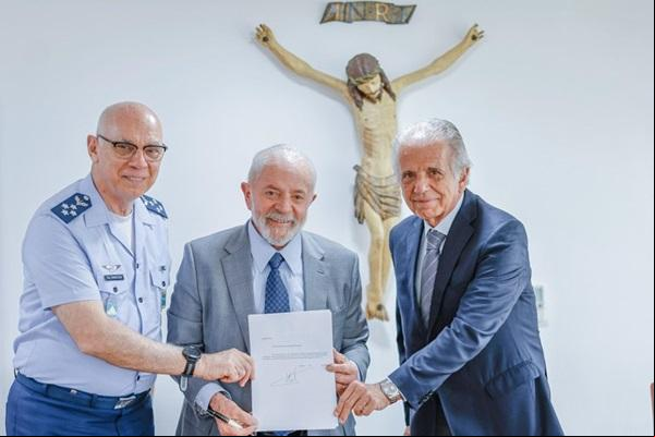 O presidente Lula entre o tenente-brigadeiro do ar Marcelo Damasceno, comandante da Aeronáutica (E), e o ministro da Defesa, José Mucio.(Imagem:Ricardo Stuckert/PR)