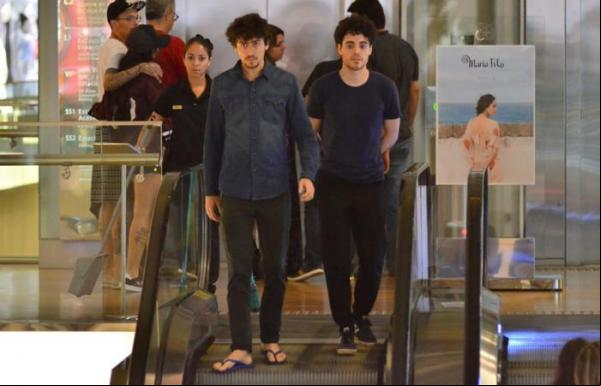 Jesuíta Barbosa e Fábio Audi no shopping Village Mall, na Barra.(Imagem:Webert Belicio: AgNews)