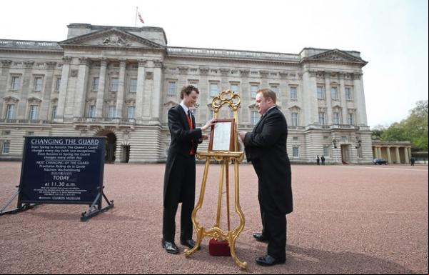 Cavalete com anúncio oficial do nascimento do bebê real é colocado na frente do Palácio de Buckingham.(Imagem:AFP)