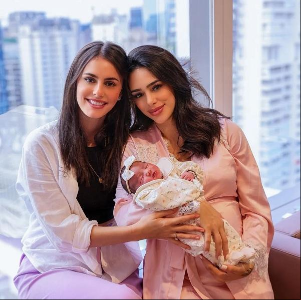 Bruna Biancardi posa com irmã, Bianca e filha durante visita a maternidade.(Imagem:Reprodução/Instagram)