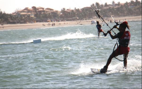 Do futebol para o kite: mar e manobras radicais viraram paixão de Estefânia. (Imagem:Emanuele Madeira)