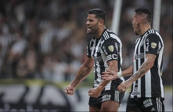 Hulk e Paulinho comemoram gols pelo Atlético na Libertadores.(Imagem:Pedro Souza/CAM)