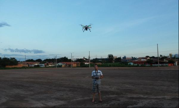 Walkyson Elery controla seu drone.(Imagem:Jc24horas)