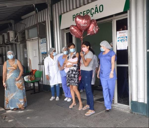 Profissionais de saúde homenagearam a paciente.(Imagem:Divulgação /Ascom MDER)