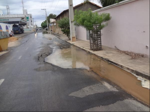 Vazamento de água está causando transtornos em ruas de Floriano.(Imagem:FlorianoNews)