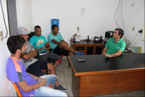 Ex-atletas do Caiçara foram pedir ajuda ao Sindicato dos Atletas para voltar para casa.(Imagem:Wenner Tito)