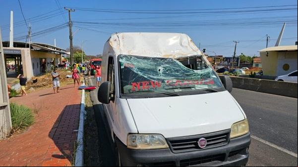 Avião de pequeno porte cai e bate em van de ageiros na BR-316, zona Sul de Teresina.(Imagem:Gil Oliveira/Tv Clube)