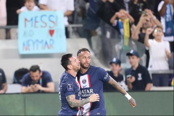Neymar e Messi comemora gol do PSG na Supercopa da França.(Imagem:EFE )