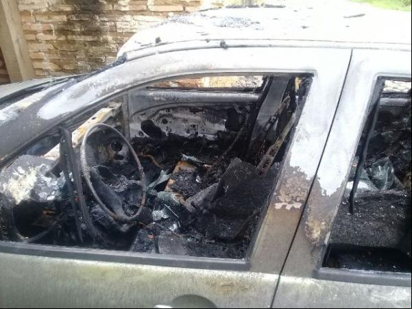 Carro estacionado na rua é incendiado e fica destruído em Floriano. (Imagem:FlorianoNews)