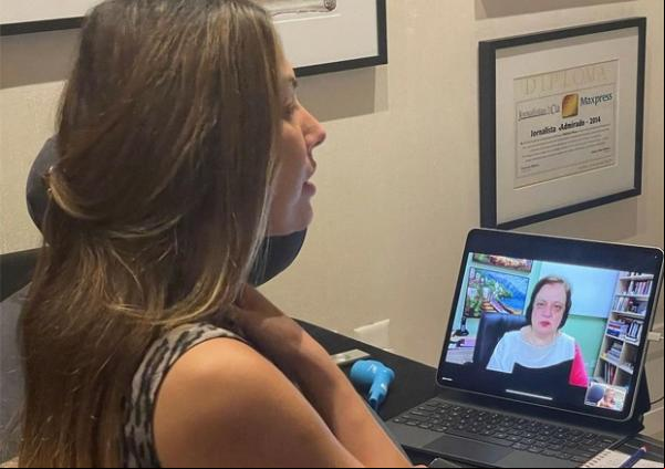 Patrícia Poeta mostra sessões de fono(Imagem:Reprodução)